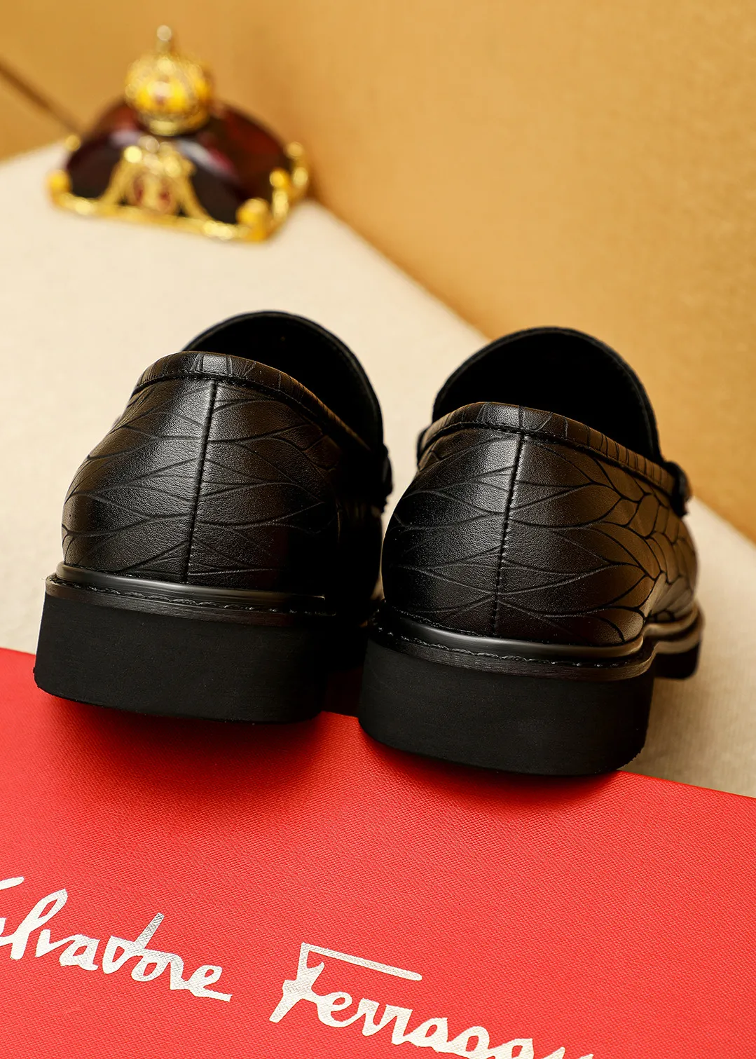 Men's shoes 💰520 💐 Product trademark: Ferragamo "Ferragamo" casual leather shoes Regular size: 38-44 (45.46🉑️customized) Product materials: Selected imported first-layer calfskin embossed upper + original hardware buckle, imported water-dyed cow leather lining. Strong three-dimensional visual effect, original outsole color: 1⃣️color optional